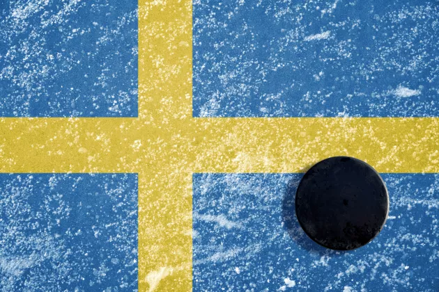 Svenska flaggan med en puck. Foto: iStock/vencavolrab