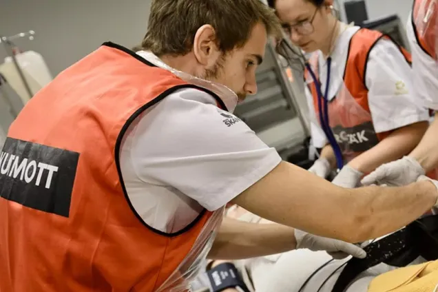 Studenter tränar akutvård. Foto.