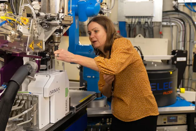 Cancerforskare Karin Lindkvist arbetar i laboratoriemiljö. Foto.