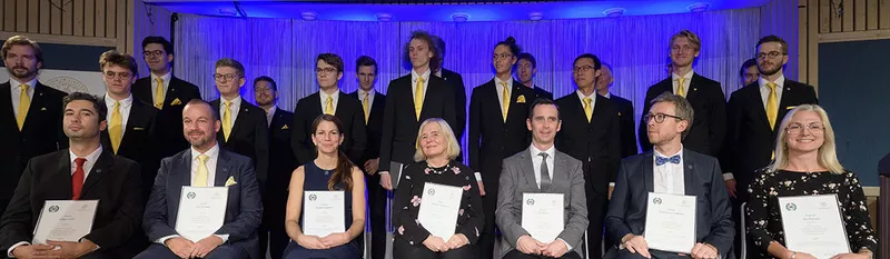 Gruppfoto av pristagare med diplom. Från vänster: Filipe Cava, Lars Forsberg, Pernilla Lagergren, Maiken Nedergaard, Colm Nestor, Erik Larsson Lekholm och Åsa Petersén. 