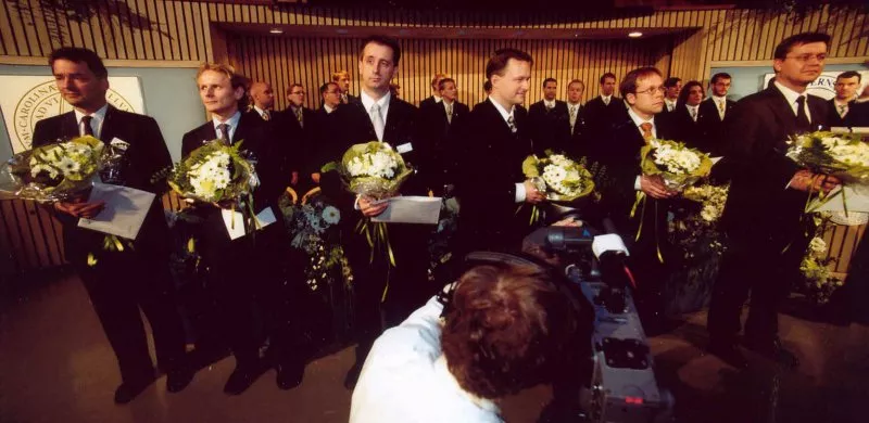 Gruppfoto av pristagare med blommor. Från vänster: Stefan Björklund, Ivan Dikic, Claes Gustafsson, Fredrik Nyström, Håkan Olausson, Heiko Herwald. 