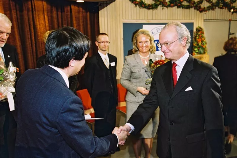  Yihai Cao mottar sitt Fernströmpris av Kung Carl XVI Gustaf. Foto. 