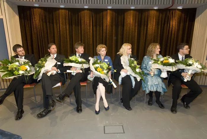 Gruppfoto av pristagare med blommor. Från vänster: Per Arne Oldenberg, Klas Kullander, Lars Holmberg, Leena Peltonen, Marie Larsson, Suzanne Dickson, William Agace.